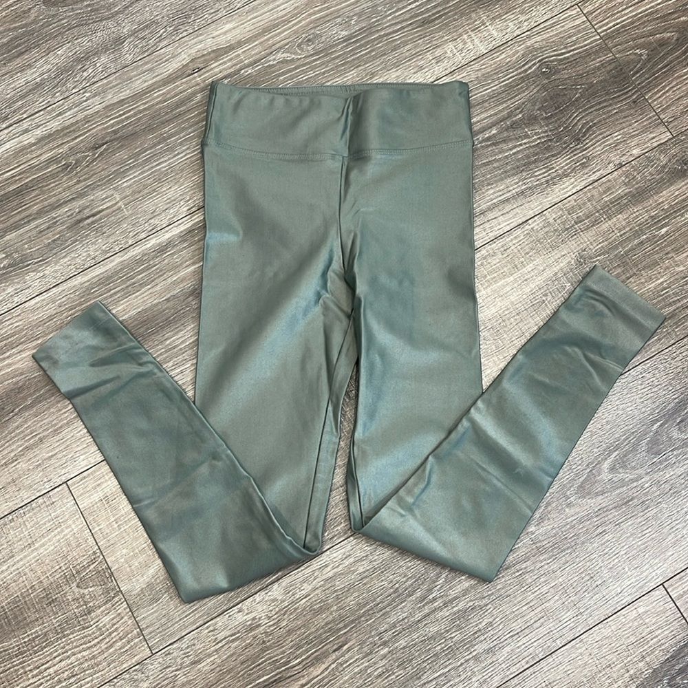 KORAL lustrous leggings size small (sage green)